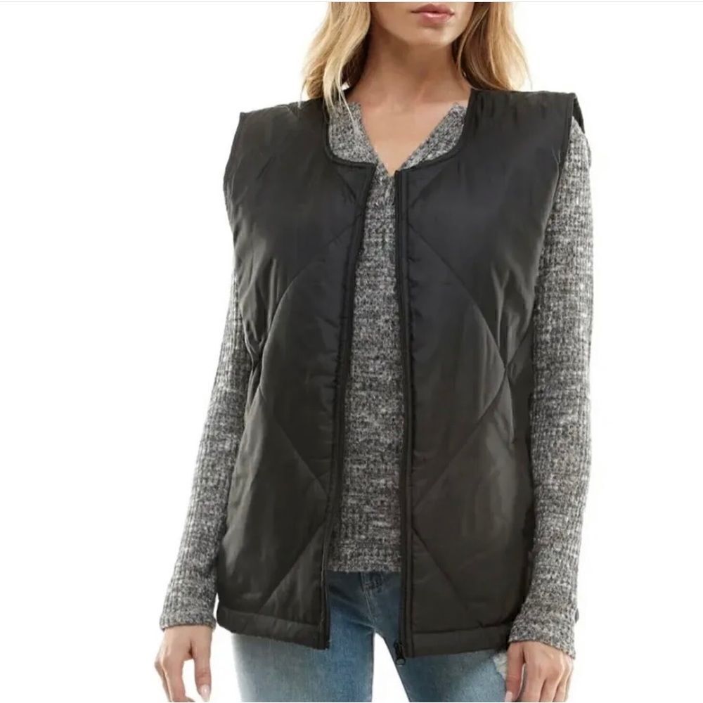 Socialite Mae Puffer vest features a zip closure and pockets.
Size L/XL NWT